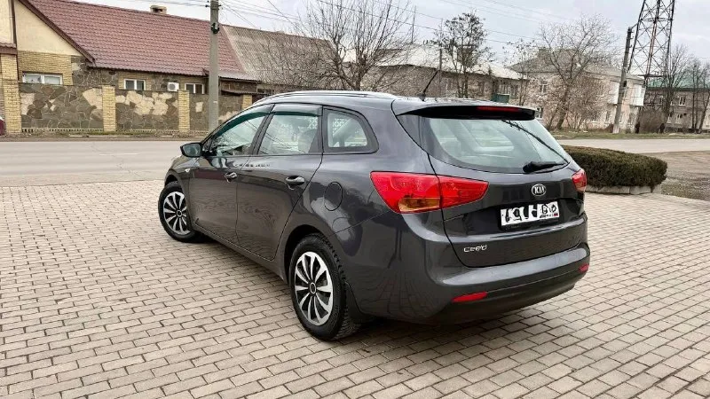 Продам kia ceed 2015 года выпуска состояния идеальное собственник 6 ступенчатая механика полная комплектация : подогрев руля, подогрев сидений мульти руль голосовой помощник bluetooth с родным пробегом 210.000 1.6 газ бензин вложений не требует во владение 1 год комплект новой летней резины комплект летней новой резины салон чистый и не прокуренный по документам любое переформление остальные вопросы по телефону +79490362879 цена 780.000 торг у капота. возможен обмен с вашей доплатой. - фотография - 3