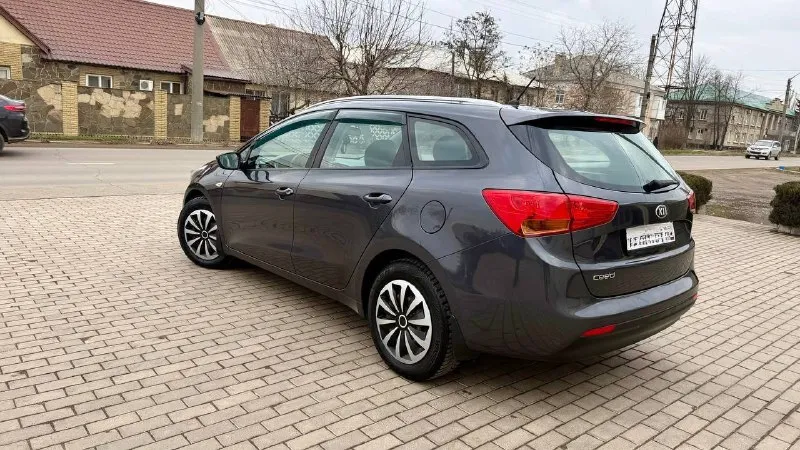 Продам kia ceed 2015 года выпуска состояния идеальное собственник 6 ступенчатая механика полная комплектация : подогрев руля, подогрев сидений мульти руль голосовой помощник bluetooth с родным пробегом 210.000 1.6 газ бензин вложений не требует во владение 1 год комплект новой летней резины комплект летней новой резины салон чистый и не прокуренный по документам любое переформление остальные вопросы по телефону +79490362879 цена 780.000 торг у капота. возможен обмен с вашей доплатой. - фотография - 4