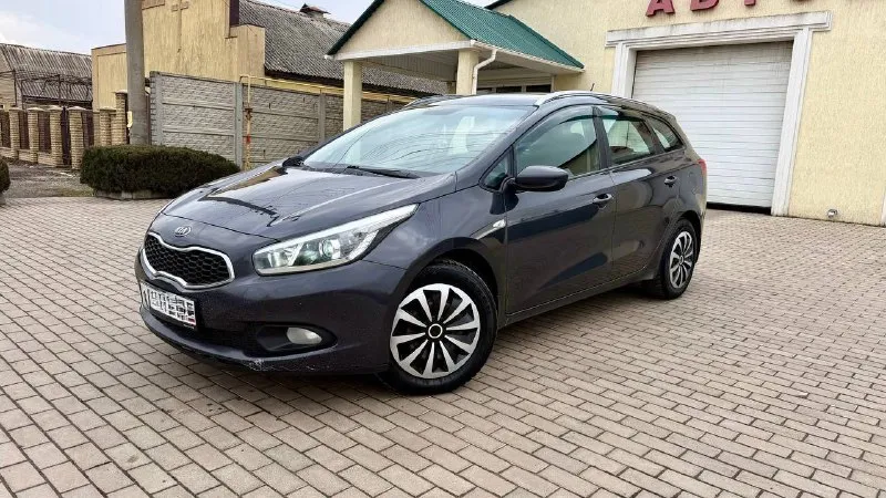 Продам kia ceed 2015 года выпуска состояния идеальное собственник 6 ступенчатая механика полная комплектация : подогрев руля, подогрев сидений мульти руль голосовой помощник bluetooth с родным пробегом 210.000 1.6 газ бензин вложений не требует во владение 1 год комплект новой летней резины комплект летней новой резины салон чистый и не прокуренный по документам любое переформление остальные вопросы по телефону +79490362879 цена 780.000 торг у капота. возможен обмен с вашей доплатой. - фотография - 5