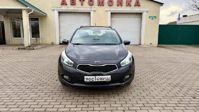 Продам kia ceed 2015 года выпуска состояния идеальное собственник 6 ступенчатая механика полная комплектация : подогрев руля, подогрев сидений мульти руль голосовой помощник bluetooth с родным пробегом 210.000 1.6 газ бензин вложений не требует во владение 1 год комплект новой летней резины комплект летней новой резины салон чистый и не прокуренный по документам любое переформление остальные вопросы по телефону +79490362879 цена 780.000 торг у капота. возможен обмен с вашей доплатой. - фотография - 6