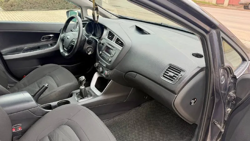 Продам kia ceed 2015 года выпуска состояния идеальное собственник 6 ступенчатая механика полная комплектация : подогрев руля, подогрев сидений мульти руль голосовой помощник bluetooth с родным пробегом 210.000 1.6 газ бензин вложений не требует во владение 1 год комплект новой летней резины комплект летней новой резины салон чистый и не прокуренный по документам любое переформление остальные вопросы по телефону +79490362879 цена 780.000 торг у капота. возможен обмен с вашей доплатой. - фотография - 8