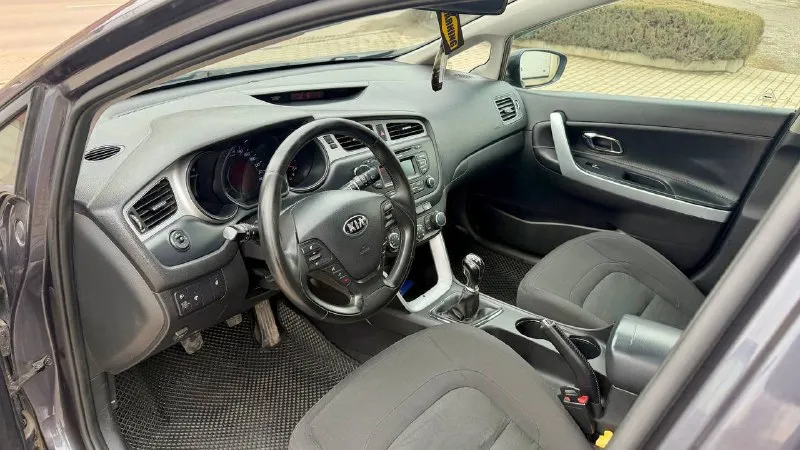 Продам kia ceed 2015 года выпуска состояния идеальное собственник 6 ступенчатая механика полная комплектация : подогрев руля, подогрев сидений мульти руль голосовой помощник bluetooth с родным пробегом 210.000 1.6 газ бензин вложений не требует во владение 1 год комплект новой летней резины комплект летней новой резины салон чистый и не прокуренный по документам любое переформление остальные вопросы по телефону +79490362879 цена 780.000 торг у капота. возможен обмен с вашей доплатой. - фотография - 9