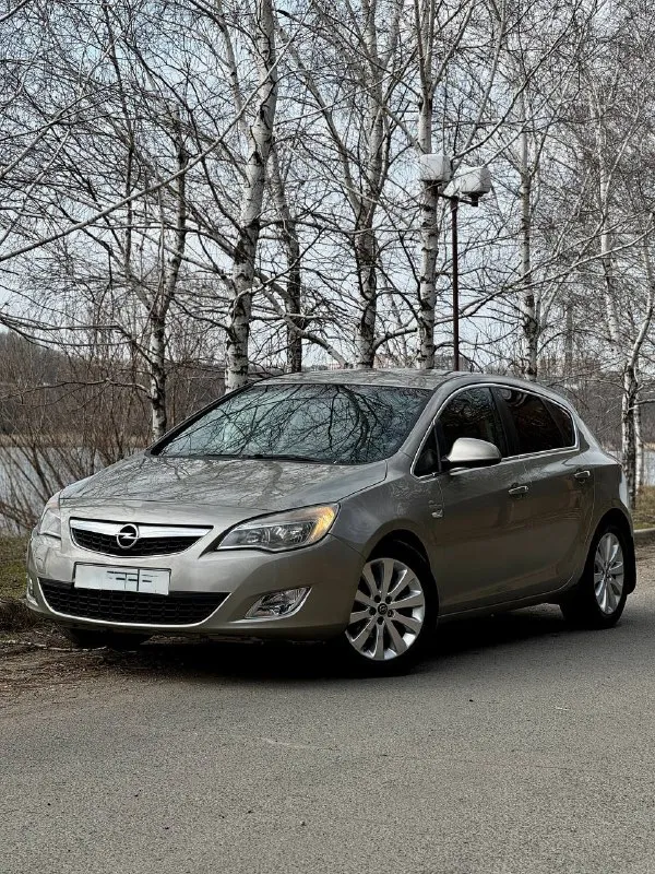 Opel astra j cosmo 1.6 at 2012 г. в авто в идеальном состоянии салон как у нового авто!!! максимальная комплектация cosmo подогревы сидений/руля/зеркал/форсунок омывателя, заднего и лобового остекления двухзонный климат-контроль хорошая штатная музыка aux/bt серво/мульти руль круиз-контроль /лимитер задний парктроник помошник подъема в гору комбинированный салон кожа/ткань штатная амбиентная подсветка два ключа по авто сделано очень большое то, машина готова к долгой эксплуатации без вложений цена 820 т. рублей торг у капота звоните +79495082418 тг вотсап +79493811593 николай - фотография - 2