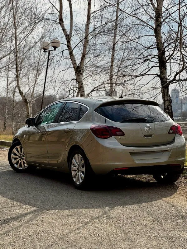 Opel astra j cosmo 1.6 at 2012 г. в авто в идеальном состоянии салон как у нового авто!!! максимальная комплектация cosmo подогревы сидений/руля/зеркал/форсунок омывателя, заднего и лобового остекления двухзонный климат-контроль хорошая штатная музыка aux/bt серво/мульти руль круиз-контроль /лимитер задний парктроник помошник подъема в гору комбинированный салон кожа/ткань штатная амбиентная подсветка два ключа по авто сделано очень большое то, машина готова к долгой эксплуатации без вложений цена 820 т. рублей торг у капота звоните +79495082418 тг вотсап +79493811593 николай - фотография - 3