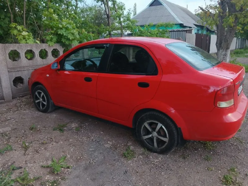 Продам автомобиль chevrolet aveo в кузове t200, с вписанным и обслуженным (метан) по автомобилю я хозяин, переоформление без проблем 360.000₽ + торг по комплектации: -гур -2 эсп -кондиционер(рабочий) ❄ пробег 230.000(родной) двигатель работает хорошо, коробка не выбивает, не хрустит, переключается плавно. двигатель масло не расходует, капиталка была произведена недавно жидкости обслужены. косметически критичного ничего нет, дно живое, пороги на месте без монтажной пены салон в хорошем состоянии. за всей дополнительной информации писать в лс или по телефону. продажа алчевск/перевальск +79595514476 📞 звоните: +7(959)5514476 - фотография - 2
