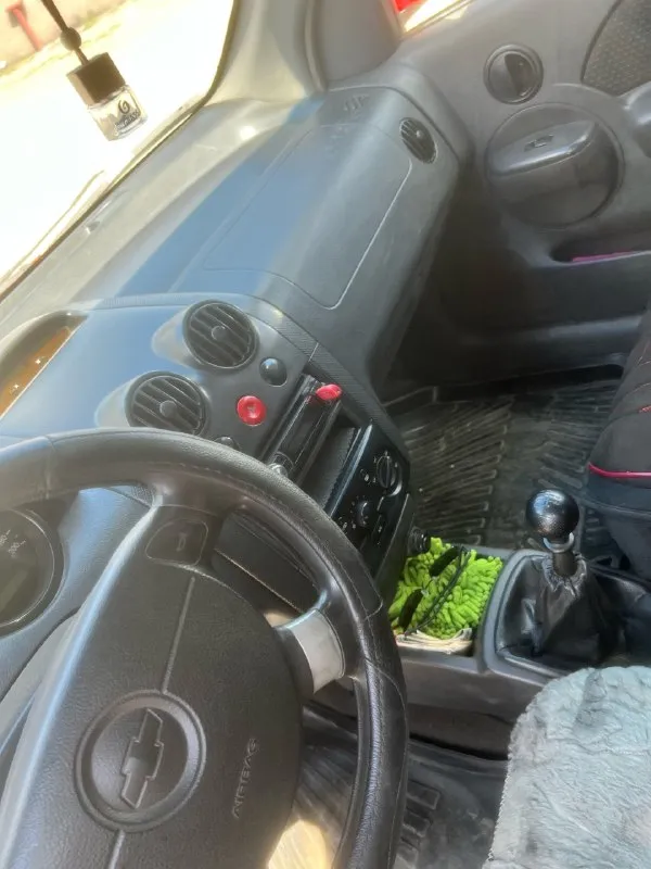 Продам автомобиль chevrolet aveo в кузове t200, с вписанным и обслуженным (метан) по автомобилю я хозяин, переоформление без проблем 360.000₽ + торг по комплектации: -гур -2 эсп -кондиционер(рабочий) ❄ пробег 230.000(родной) двигатель работает хорошо, коробка не выбивает, не хрустит, переключается плавно. двигатель масло не расходует, капиталка была произведена недавно жидкости обслужены. косметически критичного ничего нет, дно живое, пороги на месте без монтажной пены салон в хорошем состоянии. за всей дополнительной информации писать в лс или по телефону. продажа алчевск/перевальск +79595514476 📞 звоните: +7(959)5514476 - фотография - 4