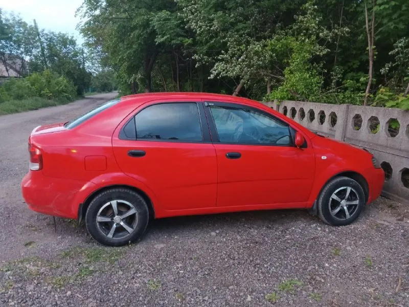 Продам автомобиль chevrolet aveo в кузове t200, с вписанным и обслуженным (метан) по автомобилю я хозяин, переоформление без проблем 360.000₽ + торг по комплектации: -гур -2 эсп -кондиционер(рабочий) ❄ пробег 230.000(родной) двигатель работает хорошо, коробка не выбивает, не хрустит, переключается плавно. двигатель масло не расходует, капиталка была произведена недавно жидкости обслужены. косметически критичного ничего нет, дно живое, пороги на месте без монтажной пены салон в хорошем состоянии. за всей дополнительной информации писать в лс или по телефону. продажа алчевск/перевальск +79595514476 📞 звоните: +7(959)5514476 - фотография - 5