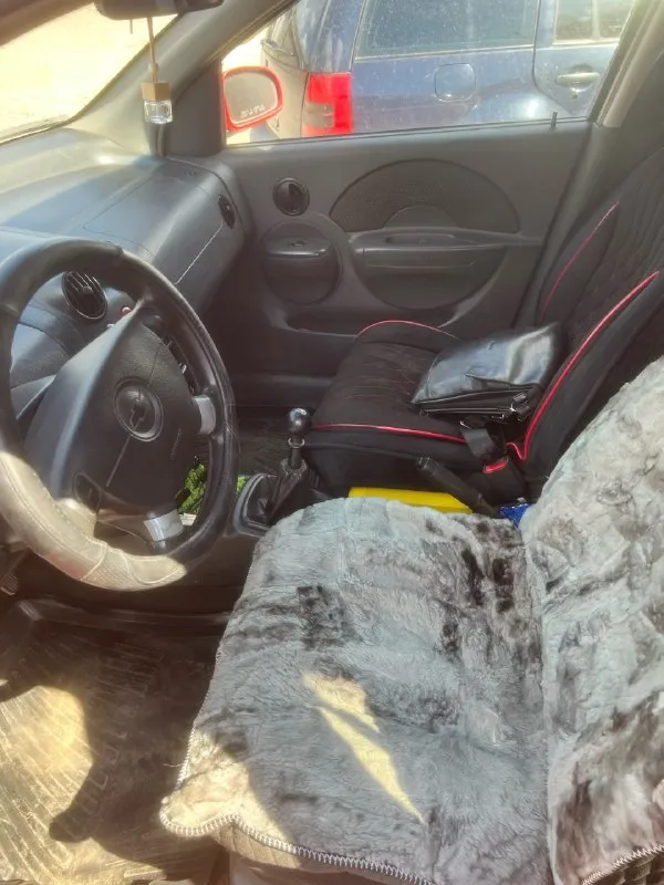 Продам автомобиль chevrolet aveo в кузове t200, с вписанным и обслуженным (метан) по автомобилю я хозяин, переоформление без проблем 360.000₽ + торг по комплектации: -гур -2 эсп -кондиционер(рабочий) ❄ пробег 230.000(родной) двигатель работает хорошо, коробка не выбивает, не хрустит, переключается плавно. двигатель масло не расходует, капиталка была произведена недавно жидкости обслужены. косметически критичного ничего нет, дно живое, пороги на месте без монтажной пены салон в хорошем состоянии. за всей дополнительной информации писать в лс или по телефону. продажа алчевск/перевальск +79595514476 📞 звоните: +7(959)5514476 - фотография - 8