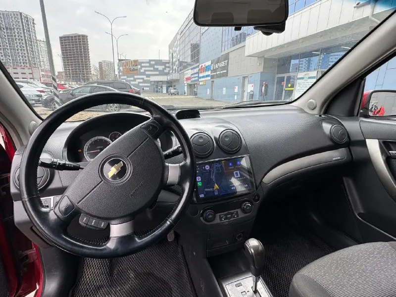 Продаю chevrolet aveo 2006 г 1,4 ат хорошая комплектация, климат контроль, центральный замок, мультик руль, 4 стеклоподъемники, электрорегулировка зеркал, мультимедиа с камерой заднего вида, видеорегистратор, комплект летней резины на штампах куплена в конце прошлого сезона, стёкла все заводские включая лобовое, новое масло с фильтрами, так же поменял передние диски с колодками, машина в отличном состоянии для своих лет. цена 550 номер для связи +79494513684 +79895560737 📞 звоните: +7(949)4513684 - фотография - 3