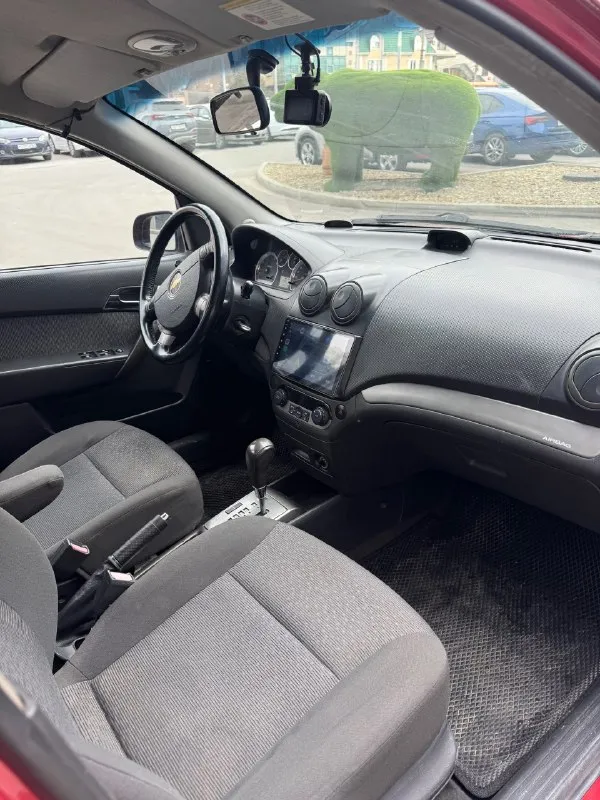 Продаю chevrolet aveo 2006 г 1,4 ат хорошая комплектация, климат контроль, центральный замок, мультик руль, 4 стеклоподъемники, электрорегулировка зеркал, мультимедиа с камерой заднего вида, видеорегистратор, комплект летней резины на штампах куплена в конце прошлого сезона, стёкла все заводские включая лобовое, новое масло с фильтрами, так же поменял передние диски с колодками, машина в отличном состоянии для своих лет. цена 550 номер для связи +79494513684 +79895560737 📞 звоните: +7(949)4513684 - фотография - 4