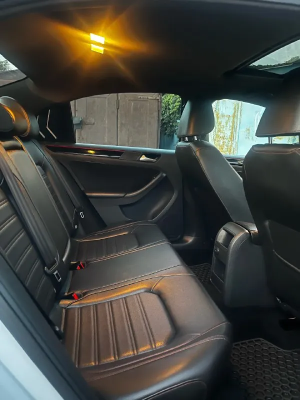 Продам volkswagen jetta gli 2017 года идеальный выбор для тех, кто ценит качество и динамику. ⚡ двигатель: 2.0 турбо 🛠 отличное состояние, своевременное обслуживание, вложений не требует, чистый салон. 📍 хорошая комплектация: бесключевой доступ, парктроники, камера заднего вида, водительское сиденье с электрорегулировкой, слепые зоны, старт-стоп, круиз контроль, двух-зонный климат контроль, музыка fеndеr, черный потолок с люком, повторители поворотов на зеркалах, подогрев передних сидений, подогрев зеркал, датчик дождя, датчик света, мультируль без вложений — сел и поехал! 💰 цена: 1 750 000 руб. 🚗 пробег: 142 тыс. км 📍автомобиль находится в городе ровеньки 📞 тел: +7959 146 87 85 📞 звоните: +7(959)1468785 - фотография - 10