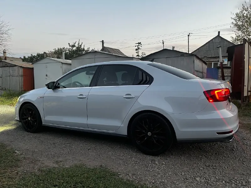 Продам volkswagen jetta gli 2017 года идеальный выбор для тех, кто ценит качество и динамику. ⚡ двигатель: 2.0 турбо 🛠 отличное состояние, своевременное обслуживание, вложений не требует, чистый салон. 📍 хорошая комплектация: бесключевой доступ, парктроники, камера заднего вида, водительское сиденье с электрорегулировкой, слепые зоны, старт-стоп, круиз контроль, двух-зонный климат контроль, музыка fеndеr, черный потолок с люком, повторители поворотов на зеркалах, подогрев передних сидений, подогрев зеркал, датчик дождя, датчик света, мультируль без вложений — сел и поехал! 💰 цена: 1 750 000 руб. 🚗 пробег: 142 тыс. км 📍автомобиль находится в городе ровеньки 📞 тел: +7959 146 87 85 📞 звоните: +7(959)1468785 - фотография - 3