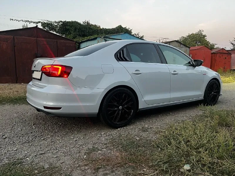 Продам volkswagen jetta gli 2017 года идеальный выбор для тех, кто ценит качество и динамику. ⚡ двигатель: 2.0 турбо 🛠 отличное состояние, своевременное обслуживание, вложений не требует, чистый салон. 📍 хорошая комплектация: бесключевой доступ, парктроники, камера заднего вида, водительское сиденье с электрорегулировкой, слепые зоны, старт-стоп, круиз контроль, двух-зонный климат контроль, музыка fеndеr, черный потолок с люком, повторители поворотов на зеркалах, подогрев передних сидений, подогрев зеркал, датчик дождя, датчик света, мультируль без вложений — сел и поехал! 💰 цена: 1 750 000 руб. 🚗 пробег: 142 тыс. км 📍автомобиль находится в городе ровеньки 📞 тел: +7959 146 87 85 📞 звоните: +7(959)1468785 - фотография - 4