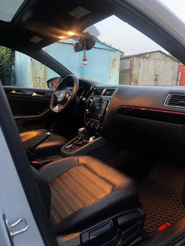 Продам volkswagen jetta gli 2017 года идеальный выбор для тех, кто ценит качество и динамику. ⚡ двигатель: 2.0 турбо 🛠 отличное состояние, своевременное обслуживание, вложений не требует, чистый салон. 📍 хорошая комплектация: бесключевой доступ, парктроники, камера заднего вида, водительское сиденье с электрорегулировкой, слепые зоны, старт-стоп, круиз контроль, двух-зонный климат контроль, музыка fеndеr, черный потолок с люком, повторители поворотов на зеркалах, подогрев передних сидений, подогрев зеркал, датчик дождя, датчик света, мультируль без вложений — сел и поехал! 💰 цена: 1 750 000 руб. 🚗 пробег: 142 тыс. км 📍автомобиль находится в городе ровеньки 📞 тел: +7959 146 87 85 📞 звоните: +7(959)1468785 - фотография - 8