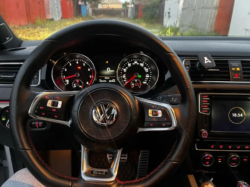 Продам volkswagen jetta gli 2017 года идеальный выбор для тех, кто ценит качество и динамику. ⚡ двигатель: 2.0 турбо 🛠 отличное состояние, своевременное обслуживание, вложений не требует, чистый салон. 📍 хорошая комплектация: бесключевой доступ, парктроники, камера заднего вида, водительское сиденье с электрорегулировкой, слепые зоны, старт-стоп, круиз контроль, двух-зонный климат контроль, музыка fеndеr, черный потолок с люком, повторители поворотов на зеркалах, подогрев передних сидений, подогрев зеркал, датчик дождя, датчик света, мультируль без вложений — сел и поехал! 💰 цена: 1 750 000 руб. 🚗 пробег: 142 тыс. км 📍автомобиль находится в городе ровеньки 📞 тел: +7959 146 87 85 📞 звоните: +7(959)1468785 - фотография - 9