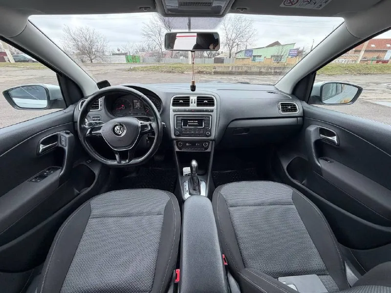 Продам volkswagen polo sedan. год:2018. оригинальный пробег- 155000. не такси, не каршеринг. состояние идеальное. двигатель:1.6. коробка: ат aisin. в родном окрасе, с родным остеклением. комплектация: полный электро стекло пакет, электро регулировка зеркал, электроскладывание зеркал, подогрев зеркал. климат контроль. комплект летней резины. автомобиль полностью обслужен и готов на любые ваши проверки. салон не затертый! обмен не интересует! цена:1.290.000 📞 +79493302655 📞 звоните: +7(949)3302655 - фотография - 10