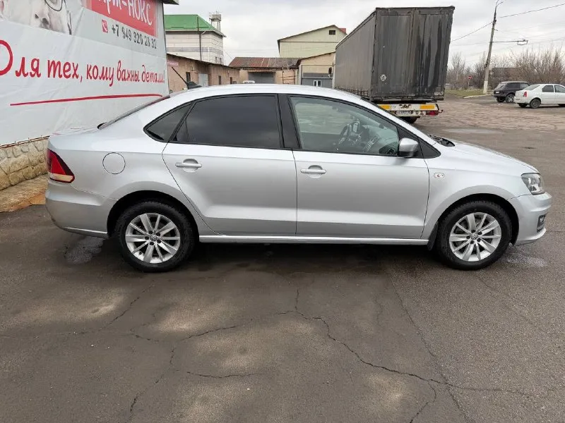 Продам volkswagen polo sedan. год:2018. оригинальный пробег- 155000. не такси, не каршеринг. состояние идеальное. двигатель:1.6. коробка: ат aisin. в родном окрасе, с родным остеклением. комплектация: полный электро стекло пакет, электро регулировка зеркал, электроскладывание зеркал, подогрев зеркал. климат контроль. комплект летней резины. автомобиль полностью обслужен и готов на любые ваши проверки. салон не затертый! обмен не интересует! цена:1.290.000 📞 +79493302655 📞 звоните: +7(949)3302655 - фотография - 4