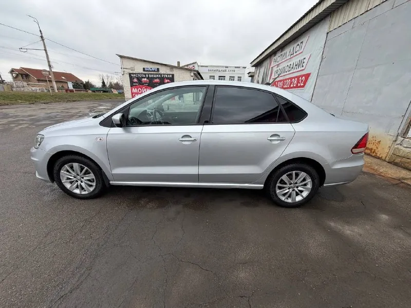 Продам volkswagen polo sedan. год:2018. оригинальный пробег- 155000. не такси, не каршеринг. состояние идеальное. двигатель:1.6. коробка: ат aisin. в родном окрасе, с родным остеклением. комплектация: полный электро стекло пакет, электро регулировка зеркал, электроскладывание зеркал, подогрев зеркал. климат контроль. комплект летней резины. автомобиль полностью обслужен и готов на любые ваши проверки. салон не затертый! обмен не интересует! цена:1.290.000 📞 +79493302655 📞 звоните: +7(949)3302655 - фотография - 7