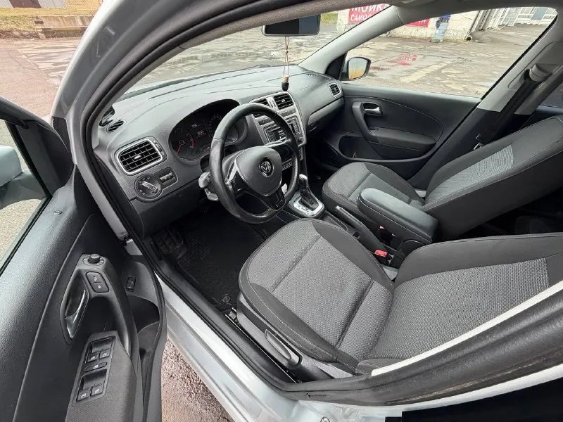 Продам volkswagen polo sedan. год:2018. оригинальный пробег- 155000. не такси, не каршеринг. состояние идеальное. двигатель:1.6. коробка: ат aisin. в родном окрасе, с родным остеклением. комплектация: полный электро стекло пакет, электро регулировка зеркал, электроскладывание зеркал, подогрев зеркал. климат контроль. комплект летней резины. автомобиль полностью обслужен и готов на любые ваши проверки. салон не затертый! обмен не интересует! цена:1.290.000 📞 +79493302655 📞 звоните: +7(949)3302655 - фотография - 9