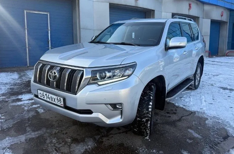Продам toyota land cruiser prado 150 2018 года выпуска двигатель 2.8 диз 1 хозяин по птс автомобиль в отличном состоянии, весь в родном окрасе, зоны риска в броне пленке. технически полностью исправен, неделю назад заменено масло в моторе и заднем мосту. по комплектации: подогрев сидений, подогрев руля, подогрев лобового, холодильник в подлокотнике, трехзонный климат контроль, активные фары, датчик свет, датчик дождя, камера заднего вида, блокировка меж осевая и заднего моста и тд. цена: 4.100.000₽ + торг у капота возможен обмен на авто дешевле. обращаться по телефону: +79591680840 осмотр г. красный луч 📞 звоните: +7(959)1680840 - фотография - 2