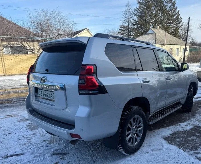 Продам toyota land cruiser prado 150 2018 года выпуска двигатель 2.8 диз 1 хозяин по птс автомобиль в отличном состоянии, весь в родном окрасе, зоны риска в броне пленке. технически полностью исправен, неделю назад заменено масло в моторе и заднем мосту. по комплектации: подогрев сидений, подогрев руля, подогрев лобового, холодильник в подлокотнике, трехзонный климат контроль, активные фары, датчик свет, датчик дождя, камера заднего вида, блокировка меж осевая и заднего моста и тд. цена: 4.100.000₽ + торг у капота возможен обмен на авто дешевле. обращаться по телефону: +79591680840 осмотр г. красный луч 📞 звоните: +7(959)1680840 - фотография - 3