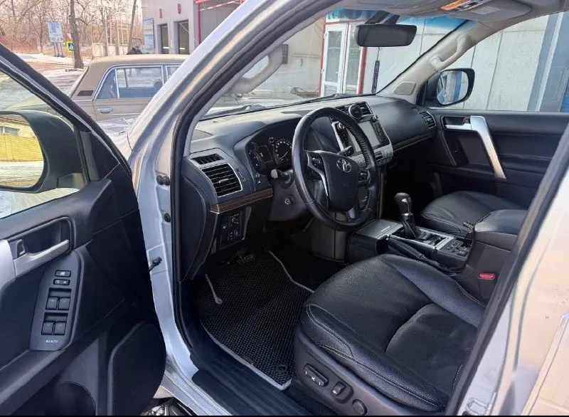 Продам toyota land cruiser prado 150 2018 года выпуска двигатель 2.8 диз 1 хозяин по птс автомобиль в отличном состоянии, весь в родном окрасе, зоны риска в броне пленке. технически полностью исправен, неделю назад заменено масло в моторе и заднем мосту. по комплектации: подогрев сидений, подогрев руля, подогрев лобового, холодильник в подлокотнике, трехзонный климат контроль, активные фары, датчик свет, датчик дождя, камера заднего вида, блокировка меж осевая и заднего моста и тд. цена: 4.100.000₽ + торг у капота возможен обмен на авто дешевле. обращаться по телефону: +79591680840 осмотр г. красный луч 📞 звоните: +7(959)1680840 - фотография - 4