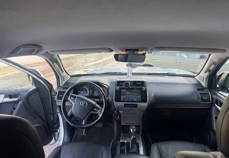 Продам toyota land cruiser prado 150 2018 года выпуска двигатель 2.8 диз 1 хозяин по птс автомобиль в отличном состоянии, весь в родном окрасе, зоны риска в броне пленке. технически полностью исправен, неделю назад заменено масло в моторе и заднем мосту. по комплектации: подогрев сидений, подогрев руля, подогрев лобового, холодильник в подлокотнике, трехзонный климат контроль, активные фары, датчик свет, датчик дождя, камера заднего вида, блокировка меж осевая и заднего моста и тд. цена: 4.100.000₽ + торг у капота возможен обмен на авто дешевле. обращаться по телефону: +79591680840 осмотр г. красный луч 📞 звоните: +7(959)1680840 - фотография - 5