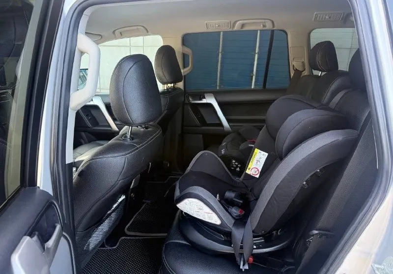 Продам toyota land cruiser prado 150 2018 года выпуска двигатель 2.8 диз 1 хозяин по птс автомобиль в отличном состоянии, весь в родном окрасе, зоны риска в броне пленке. технически полностью исправен, неделю назад заменено масло в моторе и заднем мосту. по комплектации: подогрев сидений, подогрев руля, подогрев лобового, холодильник в подлокотнике, трехзонный климат контроль, активные фары, датчик свет, датчик дождя, камера заднего вида, блокировка меж осевая и заднего моста и тд. цена: 4.100.000₽ + торг у капота возможен обмен на авто дешевле. обращаться по телефону: +79591680840 осмотр г. красный луч 📞 звоните: +7(959)1680840 - фотография - 6