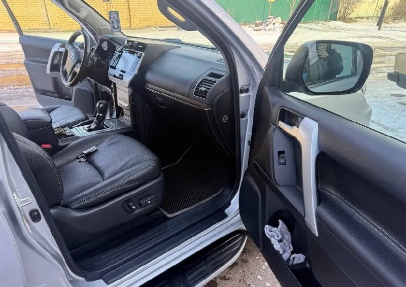 Продам toyota land cruiser prado 150 2018 года выпуска двигатель 2.8 диз 1 хозяин по птс автомобиль в отличном состоянии, весь в родном окрасе, зоны риска в броне пленке. технически полностью исправен, неделю назад заменено масло в моторе и заднем мосту. по комплектации: подогрев сидений, подогрев руля, подогрев лобового, холодильник в подлокотнике, трехзонный климат контроль, активные фары, датчик свет, датчик дождя, камера заднего вида, блокировка меж осевая и заднего моста и тд. цена: 4.100.000₽ + торг у капота возможен обмен на авто дешевле. обращаться по телефону: +79591680840 осмотр г. красный луч 📞 звоните: +7(959)1680840 - фотография - 7