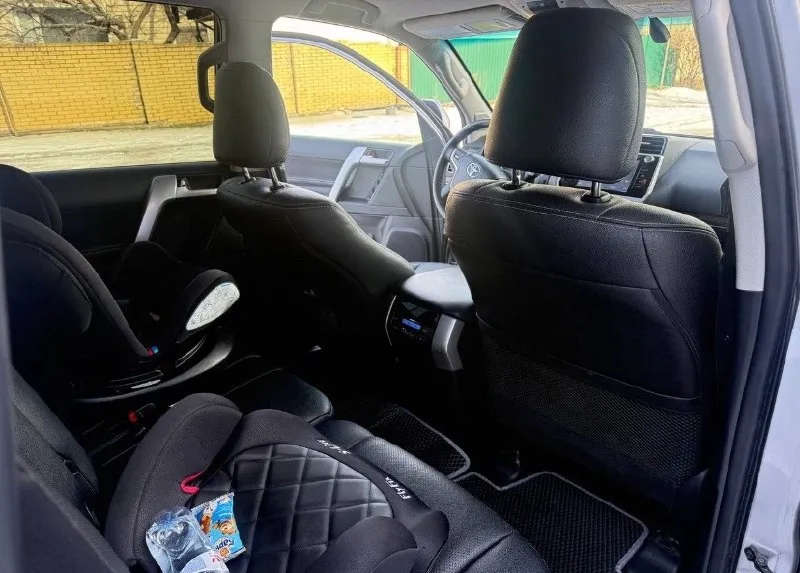 Продам toyota land cruiser prado 150 2018 года выпуска двигатель 2.8 диз 1 хозяин по птс автомобиль в отличном состоянии, весь в родном окрасе, зоны риска в броне пленке. технически полностью исправен, неделю назад заменено масло в моторе и заднем мосту. по комплектации: подогрев сидений, подогрев руля, подогрев лобового, холодильник в подлокотнике, трехзонный климат контроль, активные фары, датчик свет, датчик дождя, камера заднего вида, блокировка меж осевая и заднего моста и тд. цена: 4.100.000₽ + торг у капота возможен обмен на авто дешевле. обращаться по телефону: +79591680840 осмотр г. красный луч 📞 звоните: +7(959)1680840 - фотография - 8