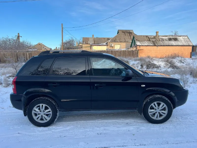 Продам hyundai туксон hyundai tucson цена-780.000р. тех осмотр пройден! 2.0 бензин. кпп-механика. пробег-186.000км. один владелец. год выпуска-2008. осмотр г. красный луч. подогрев стекла, зеркал, сидений, конденционер, гур, 4 электро стеклоподъемника, электро регулировка зеркал, подушки безопасности, чистый салон. +7 959 216 17 62 📞 звоните: +7(959)2161762 - фотография - 3