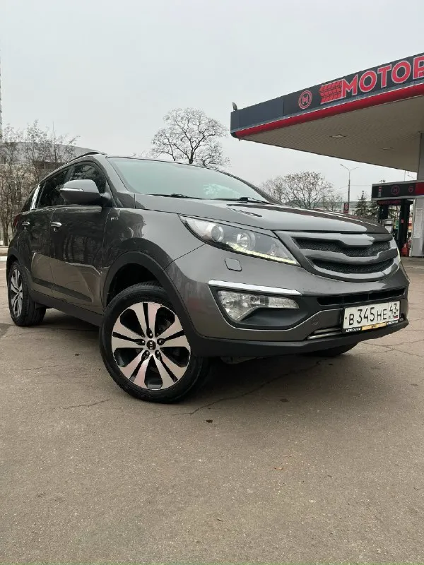Продам kia sportage 3 (sl) 2.0 акпп, awd цена: 1 390 000 руб. год: 2010 двигатель: 2.0 бензин 150 л. с. пробег: 170 000 км автомобиль в хорошем состоянии, максимальная комплектация, автомобиль полностью в родном окрасе! мотор работает без посторонних шумов. оригинальный пробег, зеленая автотека, отправлю по запросу. полная комплектация: панорамная крыша, полный привод, кожаный салон, бесключевой доступ, круиз контроль, двух зонный климат контроль, подогревы передних и задних сидений, парктроники, aux, usb, bluetooth, 2 ключа, сигнализация с дистанционным запуском, камера заднего вида, заводская музыка с оригинальным сабом! новые передние тормозные диски, колодки, новые колодки ручника, новые пружины передние! автомобиль срочных вложений не требует! г. донецк +79493670528 📞 звоните: +7(949)3670528 - фотография - 2