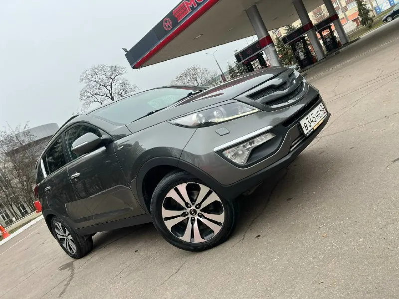 Продам kia sportage 3 (sl) 2.0 акпп, awd цена: 1 390 000 руб. год: 2010 двигатель: 2.0 бензин 150 л. с. пробег: 170 000 км автомобиль в хорошем состоянии, максимальная комплектация, автомобиль полностью в родном окрасе! мотор работает без посторонних шумов. оригинальный пробег, зеленая автотека, отправлю по запросу. полная комплектация: панорамная крыша, полный привод, кожаный салон, бесключевой доступ, круиз контроль, двух зонный климат контроль, подогревы передних и задних сидений, парктроники, aux, usb, bluetooth, 2 ключа, сигнализация с дистанционным запуском, камера заднего вида, заводская музыка с оригинальным сабом! новые передние тормозные диски, колодки, новые колодки ручника, новые пружины передние! автомобиль срочных вложений не требует! г. донецк +79493670528 📞 звоните: +7(949)3670528 - фотография - 3