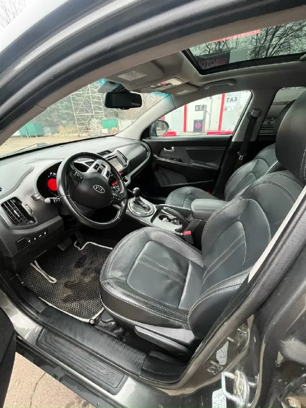 Продам kia sportage 3 (sl) 2.0 акпп, awd цена: 1 390 000 руб. год: 2010 двигатель: 2.0 бензин 150 л. с. пробег: 170 000 км автомобиль в хорошем состоянии, максимальная комплектация, автомобиль полностью в родном окрасе! мотор работает без посторонних шумов. оригинальный пробег, зеленая автотека, отправлю по запросу. полная комплектация: панорамная крыша, полный привод, кожаный салон, бесключевой доступ, круиз контроль, двух зонный климат контроль, подогревы передних и задних сидений, парктроники, aux, usb, bluetooth, 2 ключа, сигнализация с дистанционным запуском, камера заднего вида, заводская музыка с оригинальным сабом! новые передние тормозные диски, колодки, новые колодки ручника, новые пружины передние! автомобиль срочных вложений не требует! г. донецк +79493670528 📞 звоните: +7(949)3670528 - фотография - 5