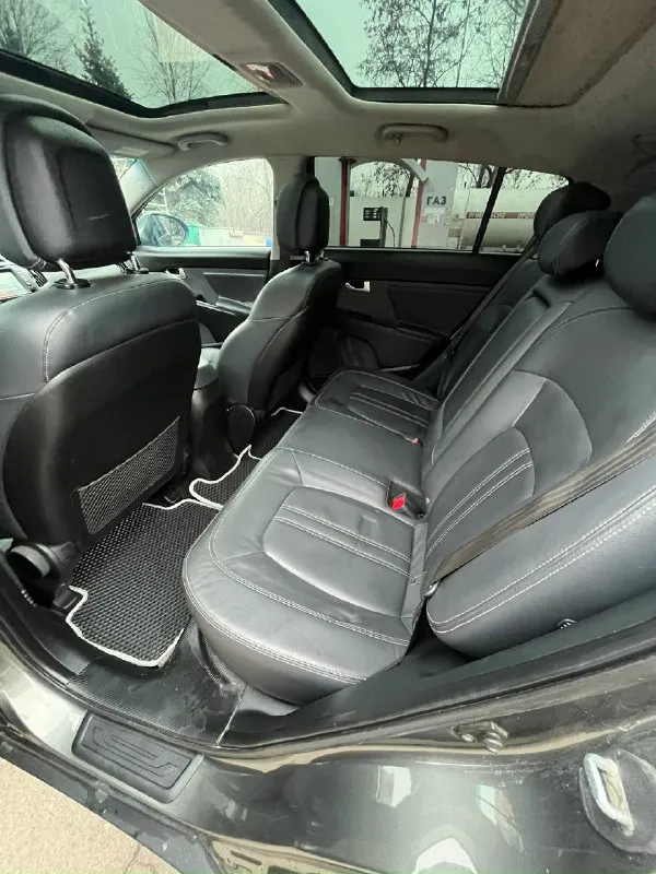 Продам kia sportage 3 (sl) 2.0 акпп, awd цена: 1 390 000 руб. год: 2010 двигатель: 2.0 бензин 150 л. с. пробег: 170 000 км автомобиль в хорошем состоянии, максимальная комплектация, автомобиль полностью в родном окрасе! мотор работает без посторонних шумов. оригинальный пробег, зеленая автотека, отправлю по запросу. полная комплектация: панорамная крыша, полный привод, кожаный салон, бесключевой доступ, круиз контроль, двух зонный климат контроль, подогревы передних и задних сидений, парктроники, aux, usb, bluetooth, 2 ключа, сигнализация с дистанционным запуском, камера заднего вида, заводская музыка с оригинальным сабом! новые передние тормозные диски, колодки, новые колодки ручника, новые пружины передние! автомобиль срочных вложений не требует! г. донецк +79493670528 📞 звоните: +7(949)3670528 - фотография - 6