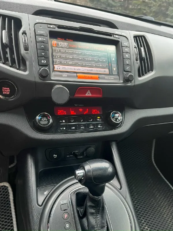 Продам kia sportage 3 (sl) 2.0 акпп, awd цена: 1 390 000 руб. год: 2010 двигатель: 2.0 бензин 150 л. с. пробег: 170 000 км автомобиль в хорошем состоянии, максимальная комплектация, автомобиль полностью в родном окрасе! мотор работает без посторонних шумов. оригинальный пробег, зеленая автотека, отправлю по запросу. полная комплектация: панорамная крыша, полный привод, кожаный салон, бесключевой доступ, круиз контроль, двух зонный климат контроль, подогревы передних и задних сидений, парктроники, aux, usb, bluetooth, 2 ключа, сигнализация с дистанционным запуском, камера заднего вида, заводская музыка с оригинальным сабом! новые передние тормозные диски, колодки, новые колодки ручника, новые пружины передние! автомобиль срочных вложений не требует! г. донецк +79493670528 📞 звоните: +7(949)3670528 - фотография - 7