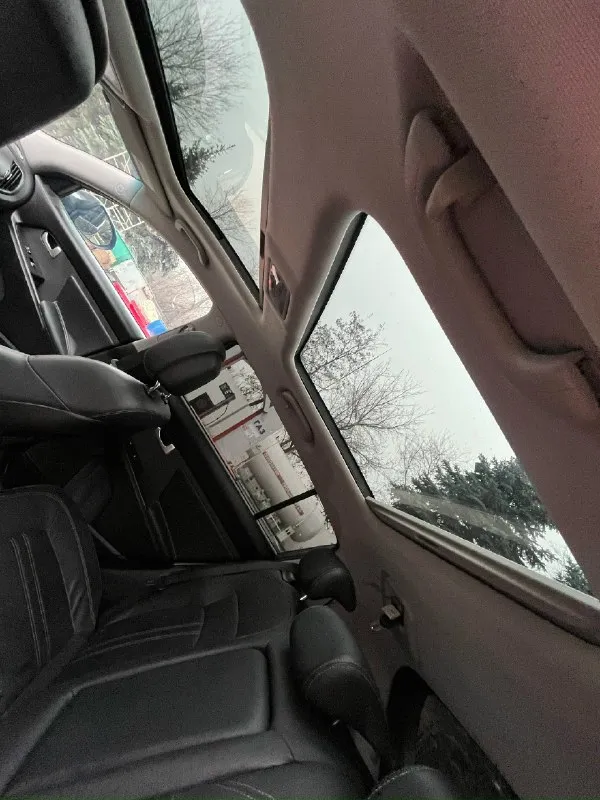 Продам kia sportage 3 (sl) 2.0 акпп, awd цена: 1 390 000 руб. год: 2010 двигатель: 2.0 бензин 150 л. с. пробег: 170 000 км автомобиль в хорошем состоянии, максимальная комплектация, автомобиль полностью в родном окрасе! мотор работает без посторонних шумов. оригинальный пробег, зеленая автотека, отправлю по запросу. полная комплектация: панорамная крыша, полный привод, кожаный салон, бесключевой доступ, круиз контроль, двух зонный климат контроль, подогревы передних и задних сидений, парктроники, aux, usb, bluetooth, 2 ключа, сигнализация с дистанционным запуском, камера заднего вида, заводская музыка с оригинальным сабом! новые передние тормозные диски, колодки, новые колодки ручника, новые пружины передние! автомобиль срочных вложений не требует! г. донецк +79493670528 📞 звоните: +7(949)3670528 - фотография - 8