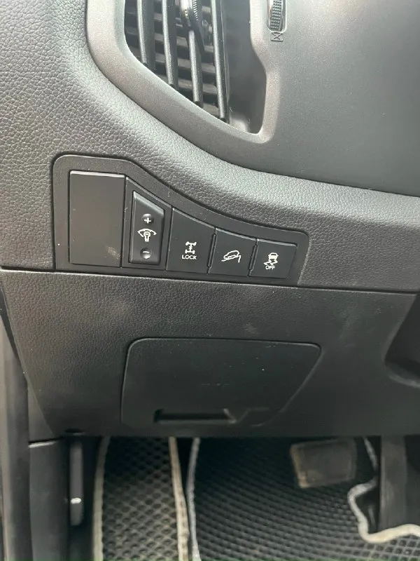 Продам kia sportage 3 (sl) 2.0 акпп, awd цена: 1 390 000 руб. год: 2010 двигатель: 2.0 бензин 150 л. с. пробег: 170 000 км автомобиль в хорошем состоянии, максимальная комплектация, автомобиль полностью в родном окрасе! мотор работает без посторонних шумов. оригинальный пробег, зеленая автотека, отправлю по запросу. полная комплектация: панорамная крыша, полный привод, кожаный салон, бесключевой доступ, круиз контроль, двух зонный климат контроль, подогревы передних и задних сидений, парктроники, aux, usb, bluetooth, 2 ключа, сигнализация с дистанционным запуском, камера заднего вида, заводская музыка с оригинальным сабом! новые передние тормозные диски, колодки, новые колодки ручника, новые пружины передние! автомобиль срочных вложений не требует! г. донецк +79493670528 📞 звоните: +7(949)3670528 - фотография - 9