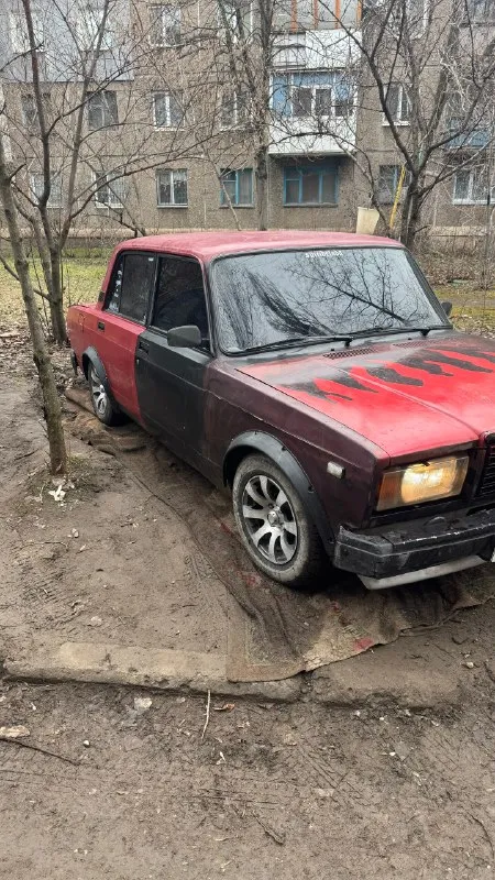 Продам ваз 2107 1.6 карбюратор по документам я хозяин коробка 4 ст. (не выбрасывает, не пинается, работает как надо) сделаный мотор (не дымит, не троит, работают ровно и едет бодро) новая система охлаждения (радиатор, помпа, термостат и т. д.) свечи, броне провода тоже новые немного перебрана передняя подвеска не гнилая стоит неплохая музыка с усилителем и блютузом новый замок зажигания новая резина (лето) r13 мост не воет стоит мощный 75 аккумулятор электрика все работает, но есть нюансы (это жигули ) салон достаточно целый есть нюансы подробнее в л/с или +79591838133 (тг) по цене 97.000₽ +небольшой торг 📞 звоните: +7(959)1838133 - фотография - 1