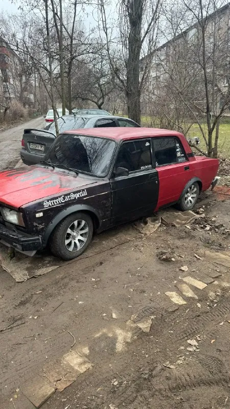 Продам ваз 2107 1.6 карбюратор по документам я хозяин коробка 4 ст. (не выбрасывает, не пинается, работает как надо) сделаный мотор (не дымит, не троит, работают ровно и едет бодро) новая система охлаждения (радиатор, помпа, термостат и т. д.) свечи, броне провода тоже новые немного перебрана передняя подвеска не гнилая стоит неплохая музыка с усилителем и блютузом новый замок зажигания новая резина (лето) r13 мост не воет стоит мощный 75 аккумулятор электрика все работает, но есть нюансы (это жигули ) салон достаточно целый есть нюансы подробнее в л/с или +79591838133 (тг) по цене 97.000₽ +небольшой торг 📞 звоните: +7(959)1838133 - фотография - 3