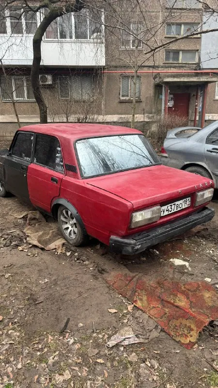 Продам ваз 2107 1.6 карбюратор по документам я хозяин коробка 4 ст. (не выбрасывает, не пинается, работает как надо) сделаный мотор (не дымит, не троит, работают ровно и едет бодро) новая система охлаждения (радиатор, помпа, термостат и т. д.) свечи, броне провода тоже новые немного перебрана передняя подвеска не гнилая стоит неплохая музыка с усилителем и блютузом новый замок зажигания новая резина (лето) r13 мост не воет стоит мощный 75 аккумулятор электрика все работает, но есть нюансы (это жигули ) салон достаточно целый есть нюансы подробнее в л/с или +79591838133 (тг) по цене 97.000₽ +небольшой торг 📞 звоните: +7(959)1838133 - фотография - 4