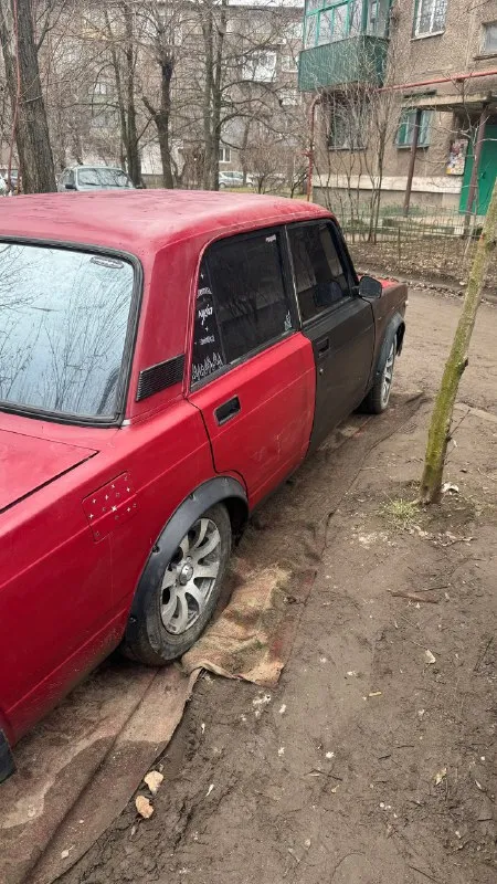 Продам ваз 2107 1.6 карбюратор по документам я хозяин коробка 4 ст. (не выбрасывает, не пинается, работает как надо) сделаный мотор (не дымит, не троит, работают ровно и едет бодро) новая система охлаждения (радиатор, помпа, термостат и т. д.) свечи, броне провода тоже новые немного перебрана передняя подвеска не гнилая стоит неплохая музыка с усилителем и блютузом новый замок зажигания новая резина (лето) r13 мост не воет стоит мощный 75 аккумулятор электрика все работает, но есть нюансы (это жигули ) салон достаточно целый есть нюансы подробнее в л/с или +79591838133 (тг) по цене 97.000₽ +небольшой торг 📞 звоните: +7(959)1838133 - фотография - 5