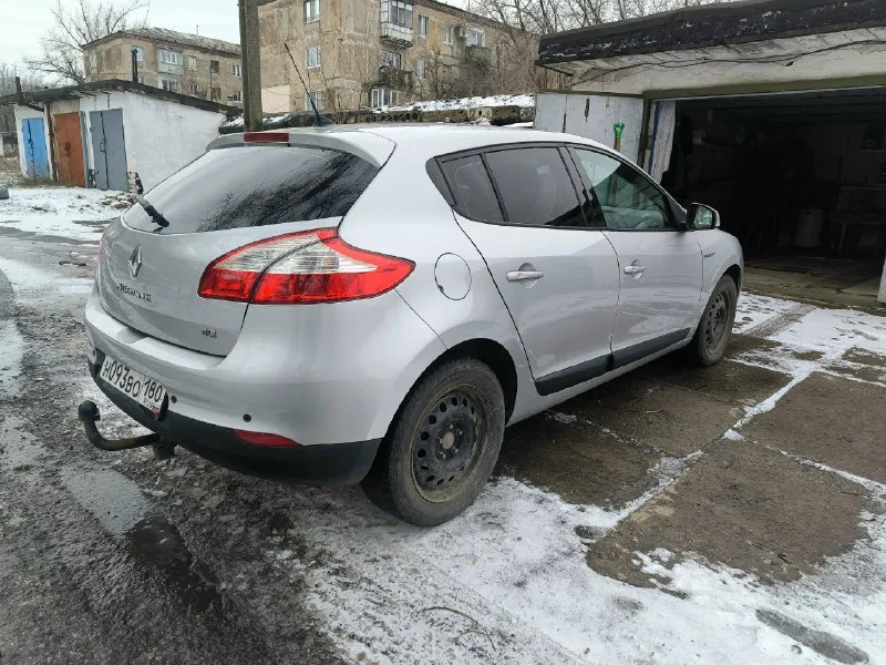Продам renault меган 3 хэтчбек 2010 г. в. 190 тыс. пробег. в одних руках была более 7 лет. кузов весь ровный без рыжиков, оцинкованный. дизельный к9к мотор миллионник, обслуженный. заводится в любые морозы, все передачи включаются. приятный расход 6.5л по городу. богатая комплектация, безключевой доступ, двухзонный климат, круиз-контроль, кнопка старт стоп, абс, есп, задние парктроники. автомобиль без вложений, сел и поехал, полный пакет документов. территориально горловка. цена 950.000р торг +79495239692 📞 звоните: +7(949)5239692 - фотография - 2