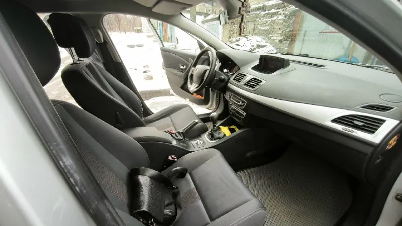 Продам renault меган 3 хэтчбек 2010 г. в. 190 тыс. пробег. в одних руках была более 7 лет. кузов весь ровный без рыжиков, оцинкованный. дизельный к9к мотор миллионник, обслуженный. заводится в любые морозы, все передачи включаются. приятный расход 6.5л по городу. богатая комплектация, безключевой доступ, двухзонный климат, круиз-контроль, кнопка старт стоп, абс, есп, задние парктроники. автомобиль без вложений, сел и поехал, полный пакет документов. территориально горловка. цена 950.000р торг +79495239692 📞 звоните: +7(949)5239692 - фотография - 4