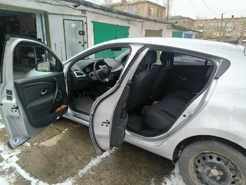 Продам renault меган 3 хэтчбек 2010 г. в. 190 тыс. пробег. в одних руках была более 7 лет. кузов весь ровный без рыжиков, оцинкованный. дизельный к9к мотор миллионник, обслуженный. заводится в любые морозы, все передачи включаются. приятный расход 6.5л по городу. богатая комплектация, безключевой доступ, двухзонный климат, круиз-контроль, кнопка старт стоп, абс, есп, задние парктроники. автомобиль без вложений, сел и поехал, полный пакет документов. территориально горловка. цена 950.000р торг +79495239692 📞 звоните: +7(949)5239692 - фотография - 5
