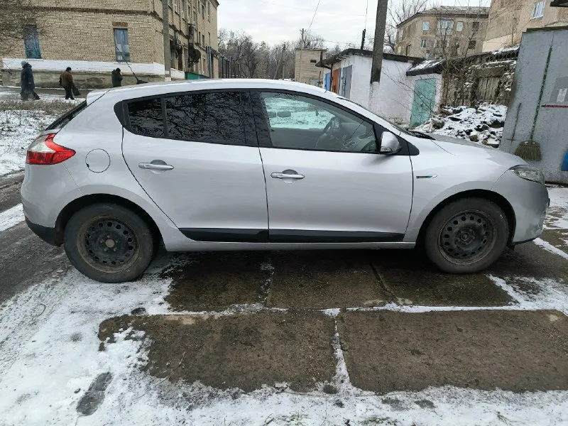Продам renault меган 3 хэтчбек 2010 г. в. 190 тыс. пробег. в одних руках была более 7 лет. кузов весь ровный без рыжиков, оцинкованный. дизельный к9к мотор миллионник, обслуженный. заводится в любые морозы, все передачи включаются. приятный расход 6.5л по городу. богатая комплектация, безключевой доступ, двухзонный климат, круиз-контроль, кнопка старт стоп, абс, есп, задние парктроники. автомобиль без вложений, сел и поехал, полный пакет документов. территориально горловка. цена 950.000р торг +79495239692 📞 звоните: +7(949)5239692 - фотография - 8
