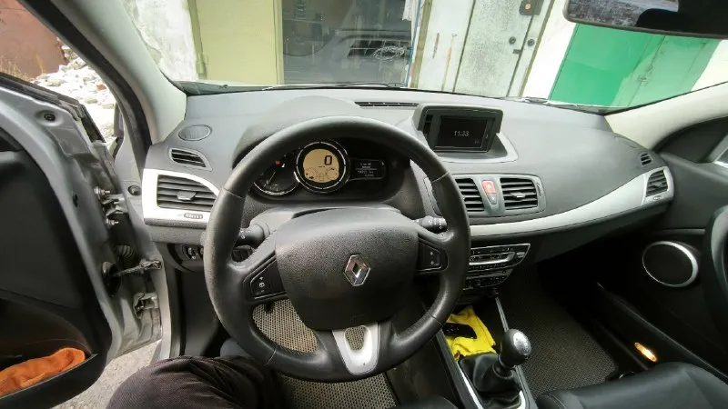 Продам renault меган 3 хэтчбек 2010 г. в. 190 тыс. пробег. в одних руках была более 7 лет. кузов весь ровный без рыжиков, оцинкованный. дизельный к9к мотор миллионник, обслуженный. заводится в любые морозы, все передачи включаются. приятный расход 6.5л по городу. богатая комплектация, безключевой доступ, двухзонный климат, круиз-контроль, кнопка старт стоп, абс, есп, задние парктроники. автомобиль без вложений, сел и поехал, полный пакет документов. территориально горловка. цена 950.000р торг +79495239692 📞 звоните: +7(949)5239692 - фотография - 9