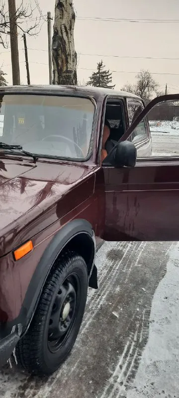 Срочно продаётся нива 11года, инжектор, гур работает отлично, в продаже несколько дней до отъезда. полностью обслужена от ходовой до мотора. много нового денег не жалели, сейчас нет нужды в ней. всё работает, включается, моргает, дует, светит. на полном боевом ходу. 355тыс. , торг только у машины. дебальцево +79490086399 📲 tg: aza asa 📞 звоните: +7(949)0086399 - фотография - 2