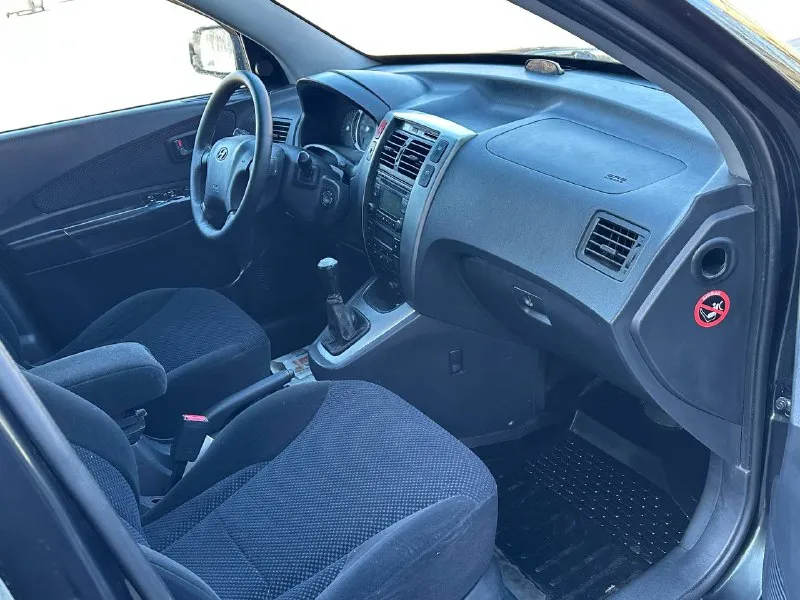 Продам hyundai tucson 2.0 бензин передний привод год выпуска 2008 коробка механика пробег 191000 тысячи в идеальном состоянии без рыжиков без дтп без вмятин без царапин по двигателю вся идеальная не троит не дымит масло не кушает коробка работает идеально не выбивает не хрустит всё скорости работают идеально подвеска вся обслужена ничего не стучит не гремит салон чистый ухоженный по комплектации имеется климат контроль работает бортовой компьютер подогрев сидений подогрев зеркал 4 стеклоподъемник и многое другое цена 780 000 +79494581808 📞 звоните: +7(949)4581808 - фотография - 7