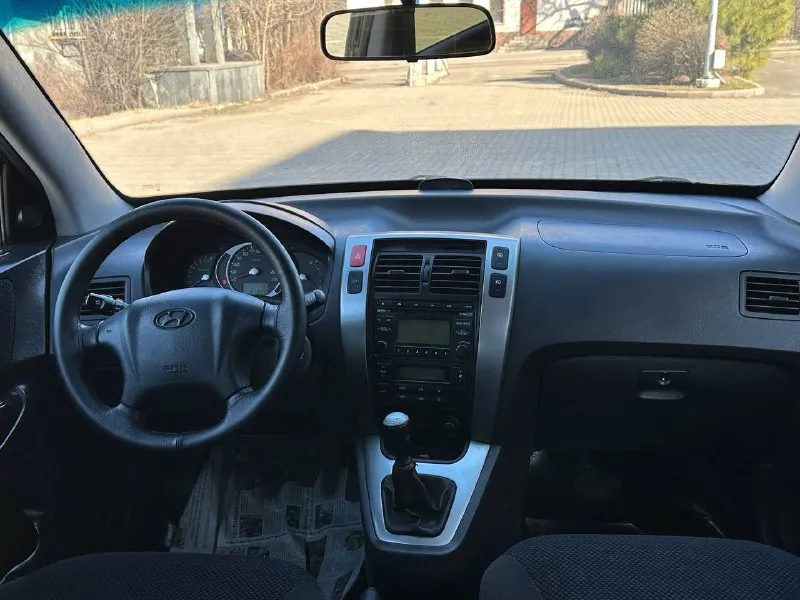 Продам hyundai tucson 2.0 бензин передний привод год выпуска 2008 коробка механика пробег 191000 тысячи в идеальном состоянии без рыжиков без дтп без вмятин без царапин по двигателю вся идеальная не троит не дымит масло не кушает коробка работает идеально не выбивает не хрустит всё скорости работают идеально подвеска вся обслужена ничего не стучит не гремит салон чистый ухоженный по комплектации имеется климат контроль работает бортовой компьютер подогрев сидений подогрев зеркал 4 стеклоподъемник и многое другое цена 780 000 +79494581808 📞 звоните: +7(949)4581808 - фотография - 8